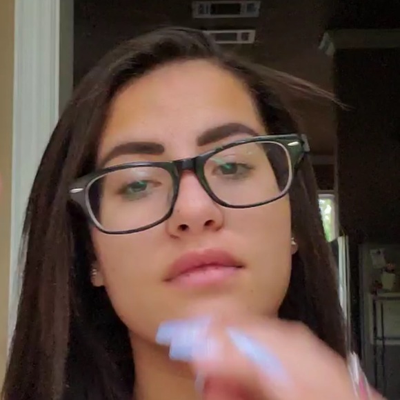 Meet your Posher, Alyssa - Picture 2 of 3